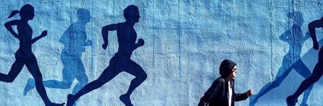 peinture murale dans différents nuances de bleu représentant des coureurs