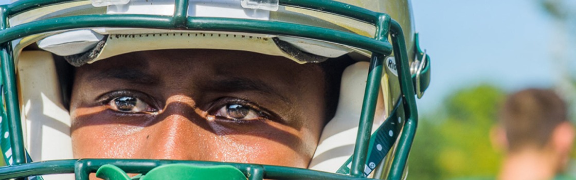 visage d'un joueur de football americain noir portant son casque de protection