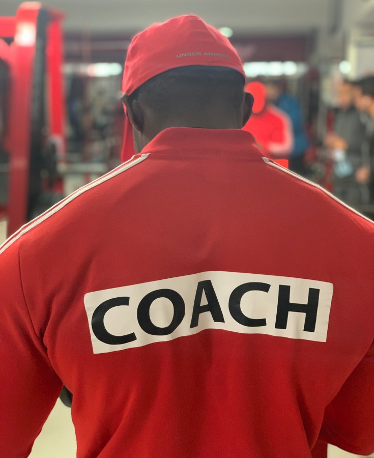 coach d'une équipe sportive habillé en rouge