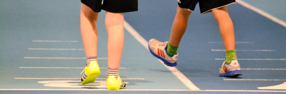 peinture murale dans différents nuances de bleu représentant des coureurs