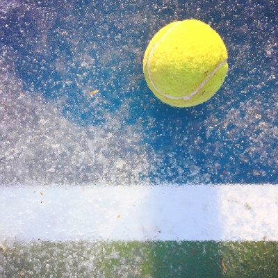 balle de tennis se refletant dans l'eau