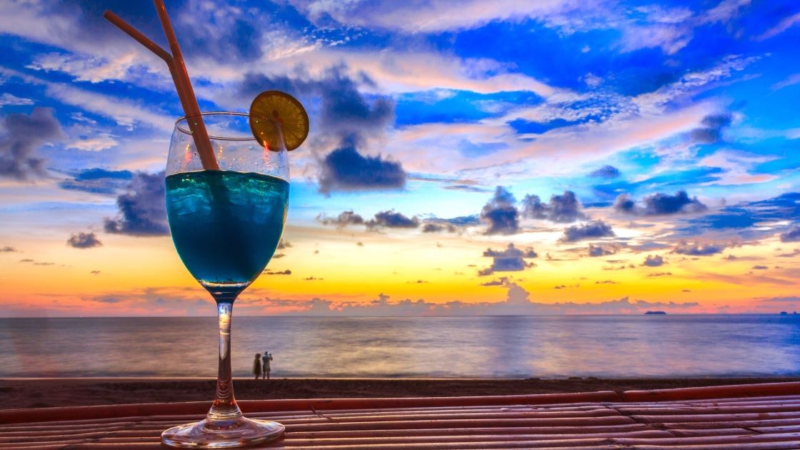 un cocktail au bord de la mer