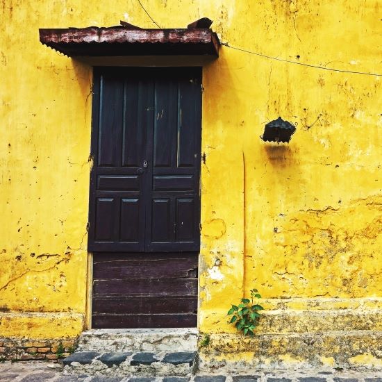 une vieille façade jaune