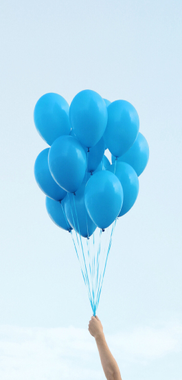 Des ballons bleus qui forment un nuage