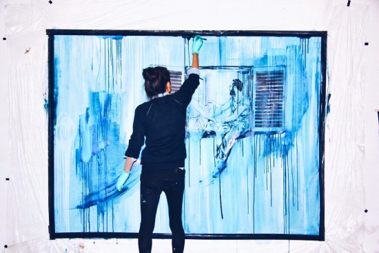 Une personne qui paint en bleu