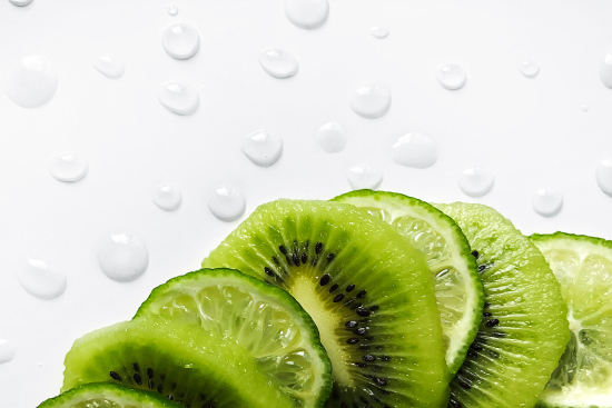 Des tranches de kiwis et de citrons verts