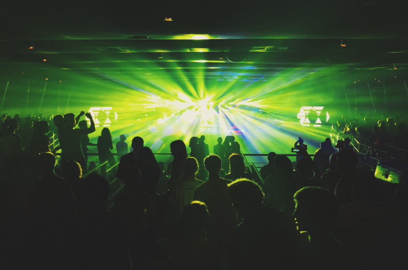 Une fête avec des néons verts