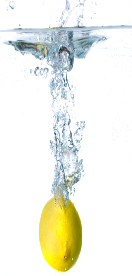 Un citron qui tombe dans l'eau