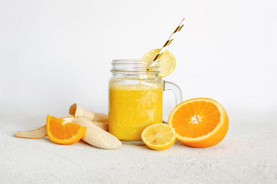 Un smoothie et des fruits