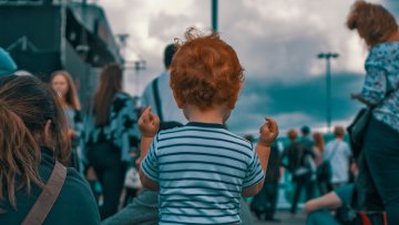 enfant avec des nuances de bleu
