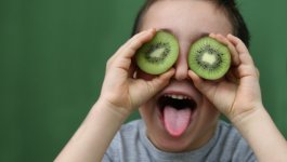 enfant avec un kiwi