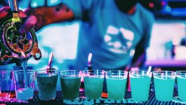 verre avec du liquide bleu