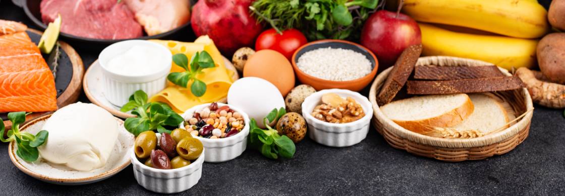 Table chargée de divers aliments