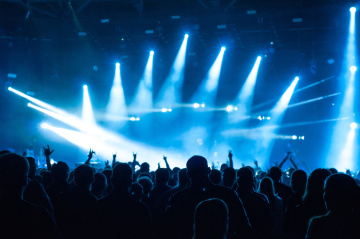 Foule en festival avec des lumières bleues