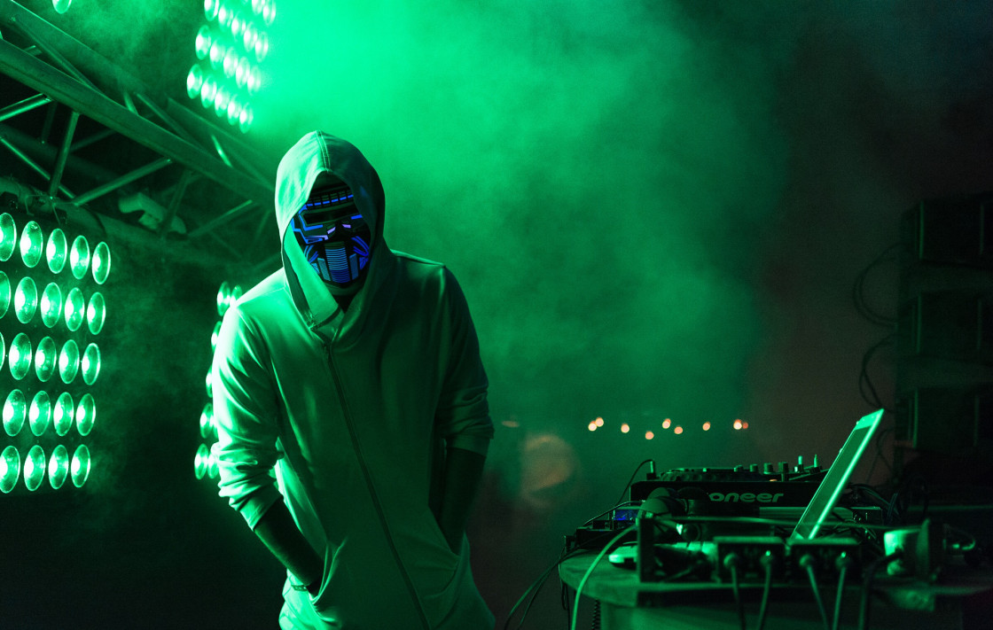 DJ sur scène avec des lumières vertes