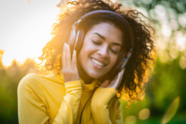 Femme écoutant de la musique avec un casque
