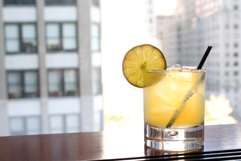 Cocktail en ville avec des agrumes jaunes