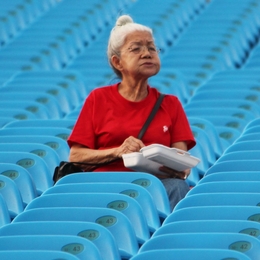 Femme âgée dans des gradins