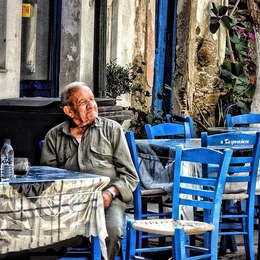 Homme âgé sur une terrasse