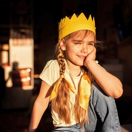 Enfant portant une couronne au soleil levant