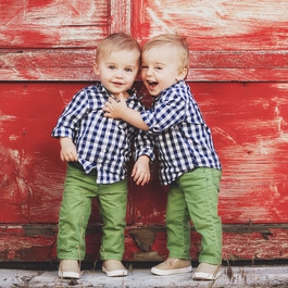 Jumeaux devant fond rouge