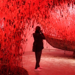 Jeune femme dans un nuage de clefs rouges