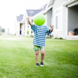 L'enfant et le ballon vert dans le jardin
